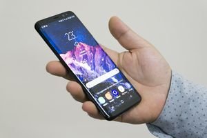 Holding Samsung Galaxy S8